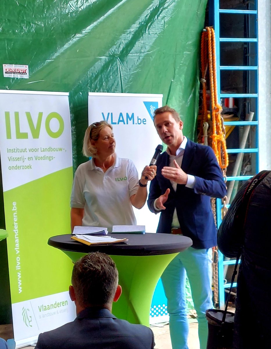 Welbevinden in de landbouw; actueler dan ooit. Minister Jo Brouns stelt Actieplan Welbevinden in de land- en tuinbouw voor op het Geyselhof in Zevekote. <a href="/ILVOvlaanderen/">ILVO</a> en <a href="/DepartementLV/">Landbouw en Visserij</a> brachten een brede groep landbouwers samen om dit actieplan vorm te geven #ILVOatSociety