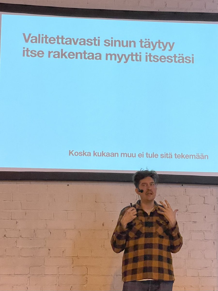 OutiMkinen's tweet photo. Kasper Strömman kertoo itsebrändäyksen vinkkejä ja lainalaisuuksia #kirjaala #toimialapäivä @kustantajat #kirjakauppaliitto #kirjailija #influensseri #asento @kasperstromman https://t.co/uuii5Cu4Tt