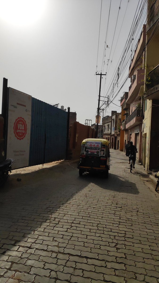 HighSeaMarine's tweet photo. चंदुआ छित्तूपुर मार्ग (चेतगंज वार्ड) में 10-12 फीट रोड को 40 फीट दिखाकर @vdavaranasi से ग्रुप हाउसिंग का नक्शा पास करा लिया गया। मैंने विरोध दर्ज किया तो मुझे एक बिल्डर एसोसिएशन के एक पदाधिकारी से धमकी भरा फोन आ गया। @CVaranas @CMOfficeUP @myogioffice @PMOIndia @dmvaranasi2016 https://t.co/sgeTHk9zJk