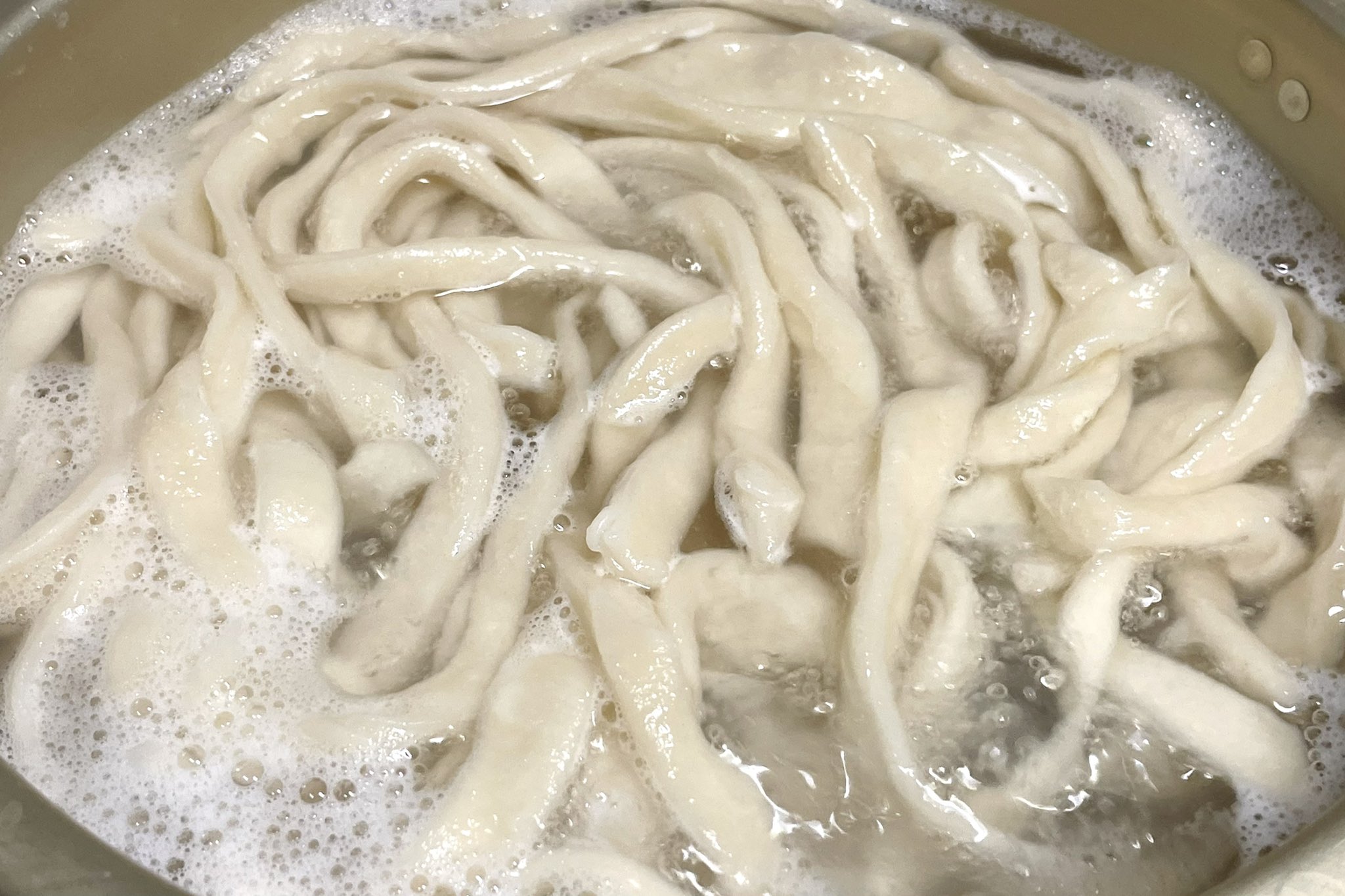 Zapa 自家製うどんを茹でる どう見ても太い 太さがバラバラな上に ちょうどいい茹で上げのタイミング がわからない それと この激安の中力粉 インドの小麦粉アタと匂いが似ている チャパティにしても良さそう なんて考えながら 茹でて冷水で締めて