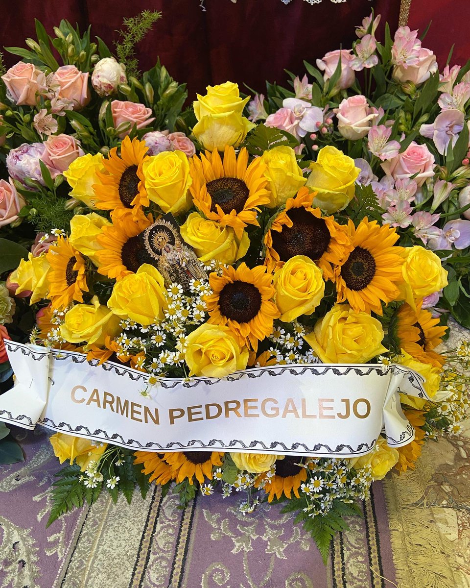 hdadcarmenped's tweet photo. Hoy, 24 de mayo, festividad de Mª Auxiliadora, hemos hecho entrega de un centro de flores a nuestros hermanos de @AuxiliadoraMLG 
Muchas gracias siempre por el trato recibido.
Felicidades en este día.
#auxiliadora #malaga #carmenpedregalejo #reginamaris https://t.co/bqRm6kFqYc