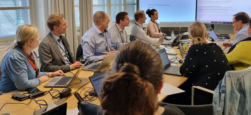 Verohallinnon johtoryhmä ja joukko asiantuntijoita harjoitteli yhdessä mahdollisia häiriötilanteita varten. Aiheina olivat muun muassa tilannekuvan luominen, häiriön johtaminen ja #viestintä. Harjoitus tekee mestarin! #verohallinto