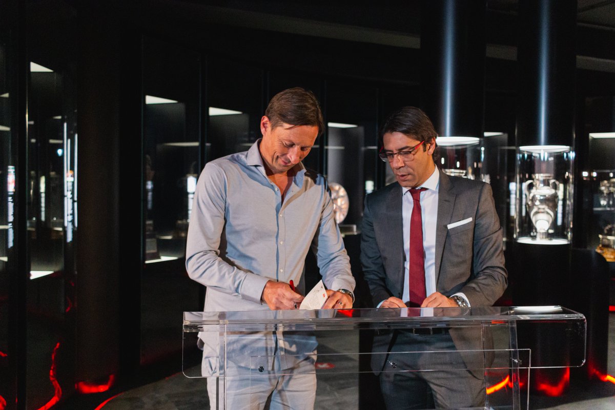 🤩 Roger Schmidt já assinou! 

✍️ Contract signed!

#EPluribusUnum