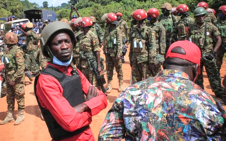 cobbo3's tweet photo. Bobi Wine in helmet, bullet proof vest – and he also drives a bullet proof car. Kizza Besigye of FDC rallies the street thru the sunroof of his car, which (with the windscreen) is fenced off with strong mesh. In Uganda, being an opposition leader is not for the faint of heart. https://t.co/YNNbR14ro3