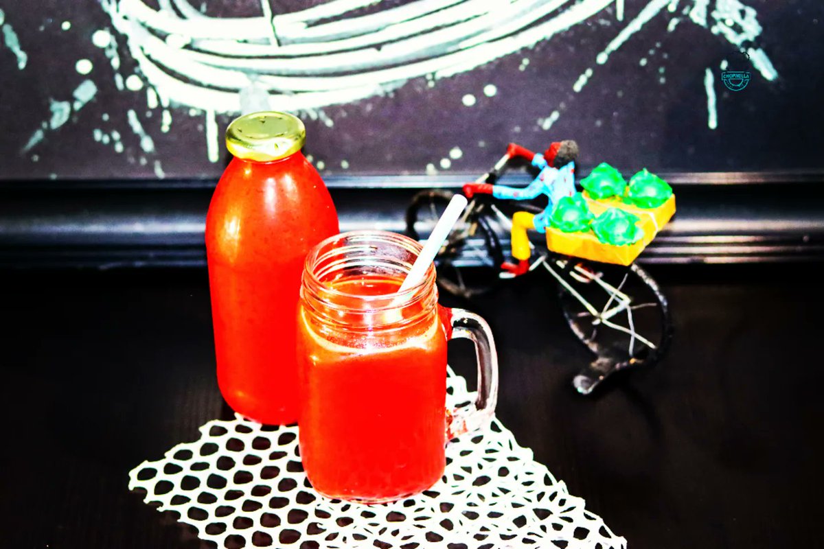ChopwellaonIG's tweet photo. Not like I am trying to create some Xmas fantasy in my belly by having green &amp; red juice combinations... I mean December is still a whole 7 months away, but I assure you that with just 5  ingredients, this red fruit juice is the real deal.
#veganlife 
#plantbasedfood 
#Chopwella https://t.co/eCCQ5Rgdad