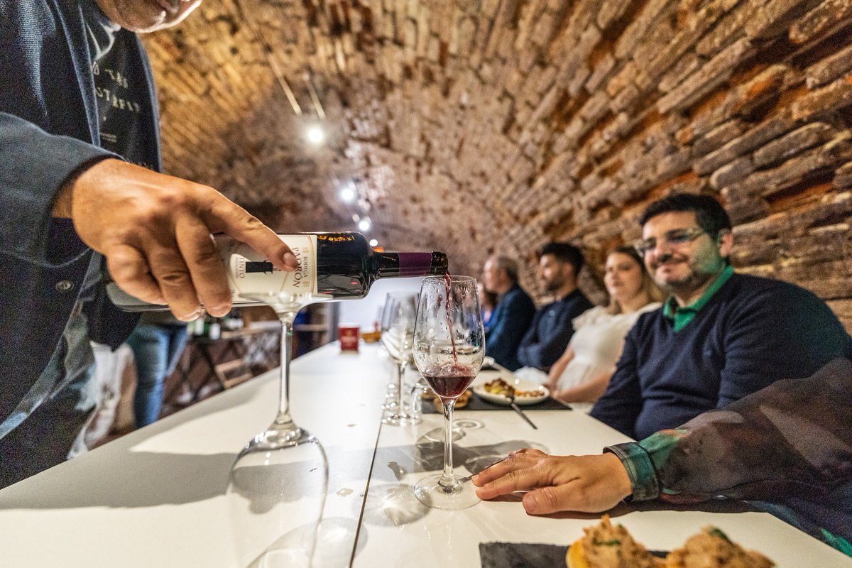 doelhierro's tweet photo. #ACTUALIDAD | Los vinos herreños participan en una cata en Valladolid.

Carmelo Padrón (bodega Soterana) y Alejandro Padrón (bodega Padrón) presentaron los vinos de diferentes bodegas de El Hierro en la Microbodega Urbana de Valladolid.

📷 Diego Winitzky https://t.co/sh3YtzAM6t