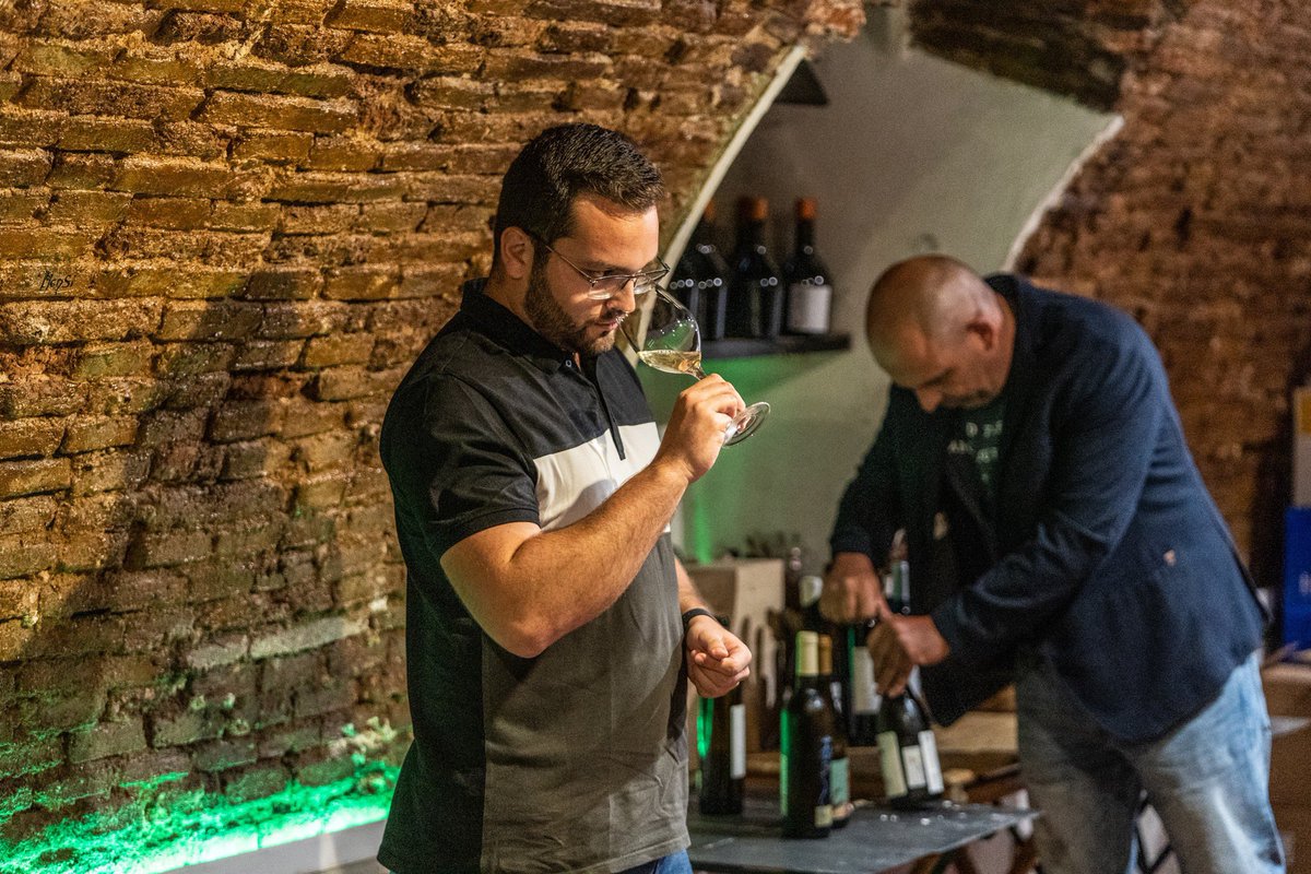 doelhierro's tweet photo. #ACTUALIDAD | Los vinos herreños participan en una cata en Valladolid.

Carmelo Padrón (bodega Soterana) y Alejandro Padrón (bodega Padrón) presentaron los vinos de diferentes bodegas de El Hierro en la Microbodega Urbana de Valladolid.

📷 Diego Winitzky https://t.co/sh3YtzAM6t