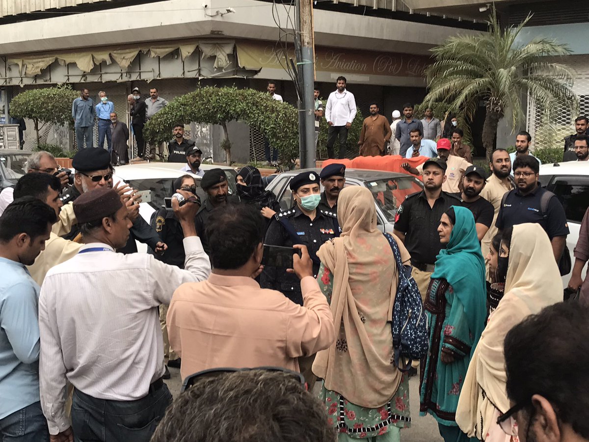 Maqbool69789249's tweet photo. The police tried to abduct Baloch men but women resisted at KPC https://t.co/4oNWtTnM3H