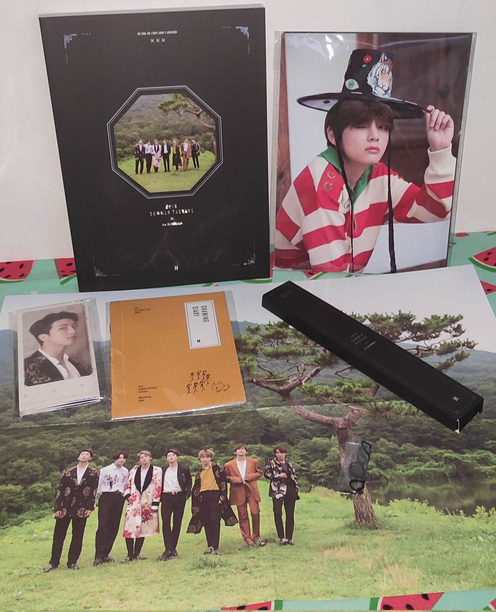 Tannie13l's tweet photo. Decluttering/ Onhand #BTS SUMMER PACKAGE 2019 💜
2200php

Complete incl. except making DVD~
Inclusions:
Yoongi Drawing Diary
Acrylic case
Photobook
Folding Paper Fan
Charm &amp; string
Folding screen
Mini poster(7ea)
Folding poster

WTS/LFB/Onhand https://t.co/ZTtDbCwGSp
