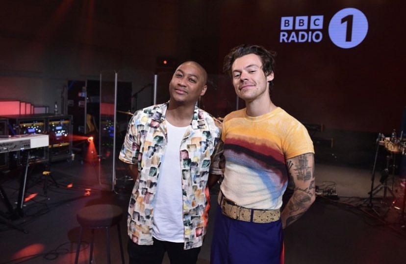 📸 || ¡Otra foto de Harry con <a href="/RickieHW/">Rickie H-Williams</a> en el “Live Lounge” de BBCR1!