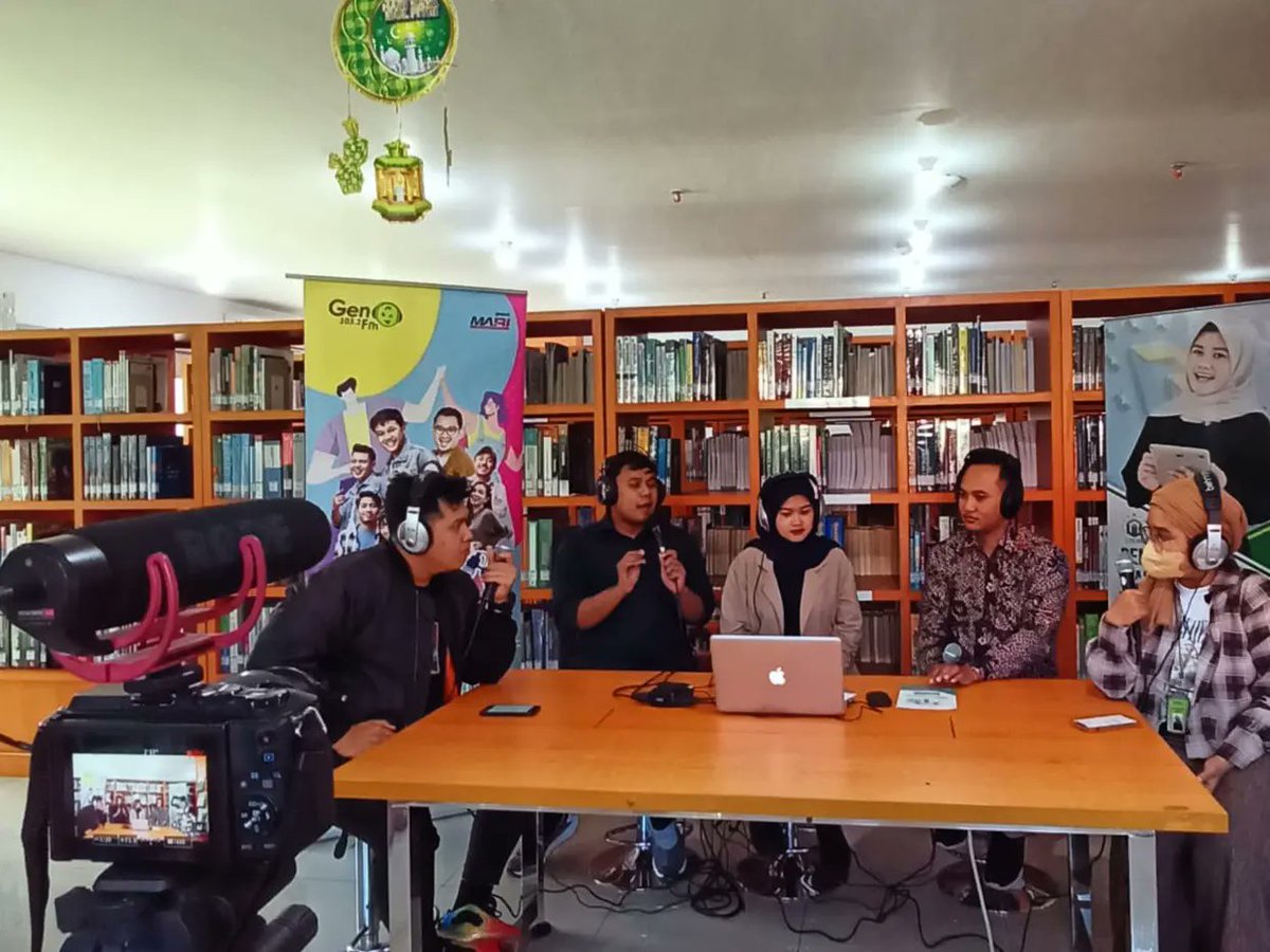 gen1031fmsby's tweet photo. Buat sobat GEN yang tadi pagi belum sempet dengerin @cutCINTHYA @Farras_ardiana siaran dari @unusa_official, mimin kasih tau foto-fotonya yak.
Jangan lupa, biar gak loyo pagi-pagi, dengerin aja #SemangatPagi dari jam 6-9 pagi.
#gen1031fmsby
#unusa https://t.co/ICDYq4m0GF