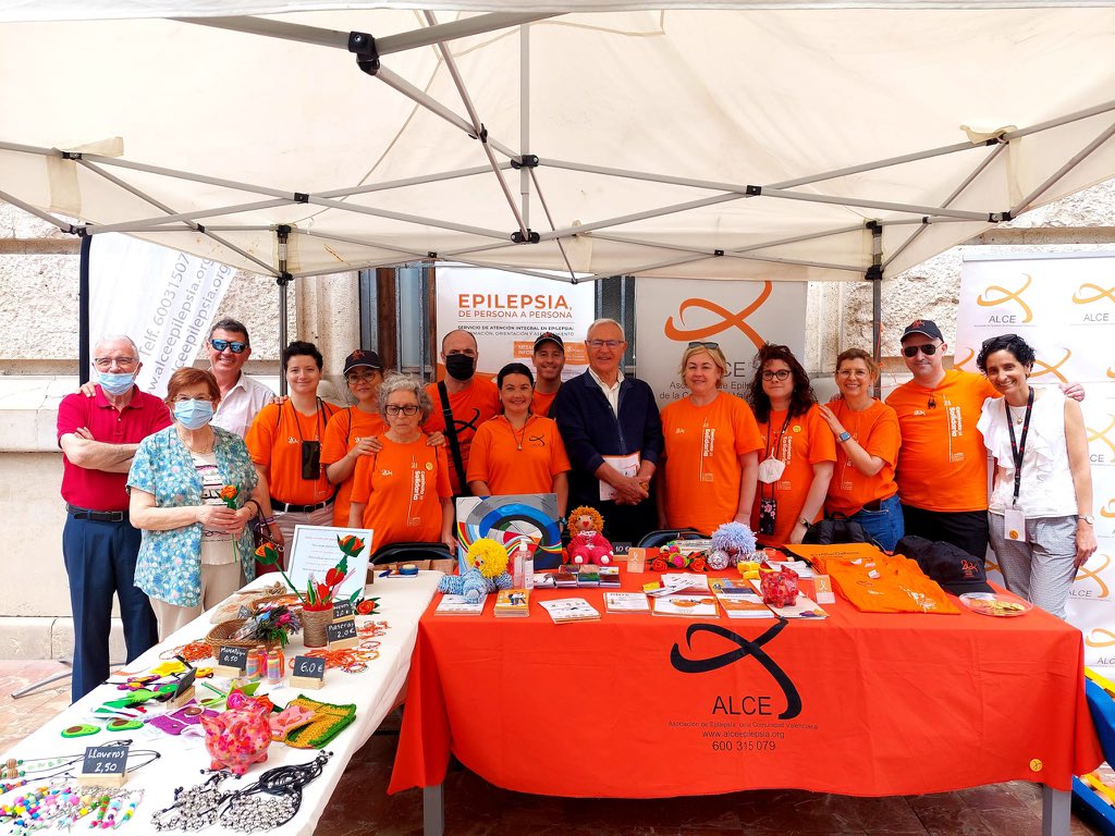 AjuntamentVLC's tweet photo. 🟧L’alcalde ha visitat la taula informativa instal·lada per l’@ALCEEpilepsia a la façana de l’Ajuntament amb motiu del #DiaNacionalDeLaEpilepsia. 
🟠Destaca el treball per sensibilitzar la ciutadania sobre esta malaltia neurològica, que afecta unes 345.000 persones a Espanya. https://t.co/zaGV6CaMGy
