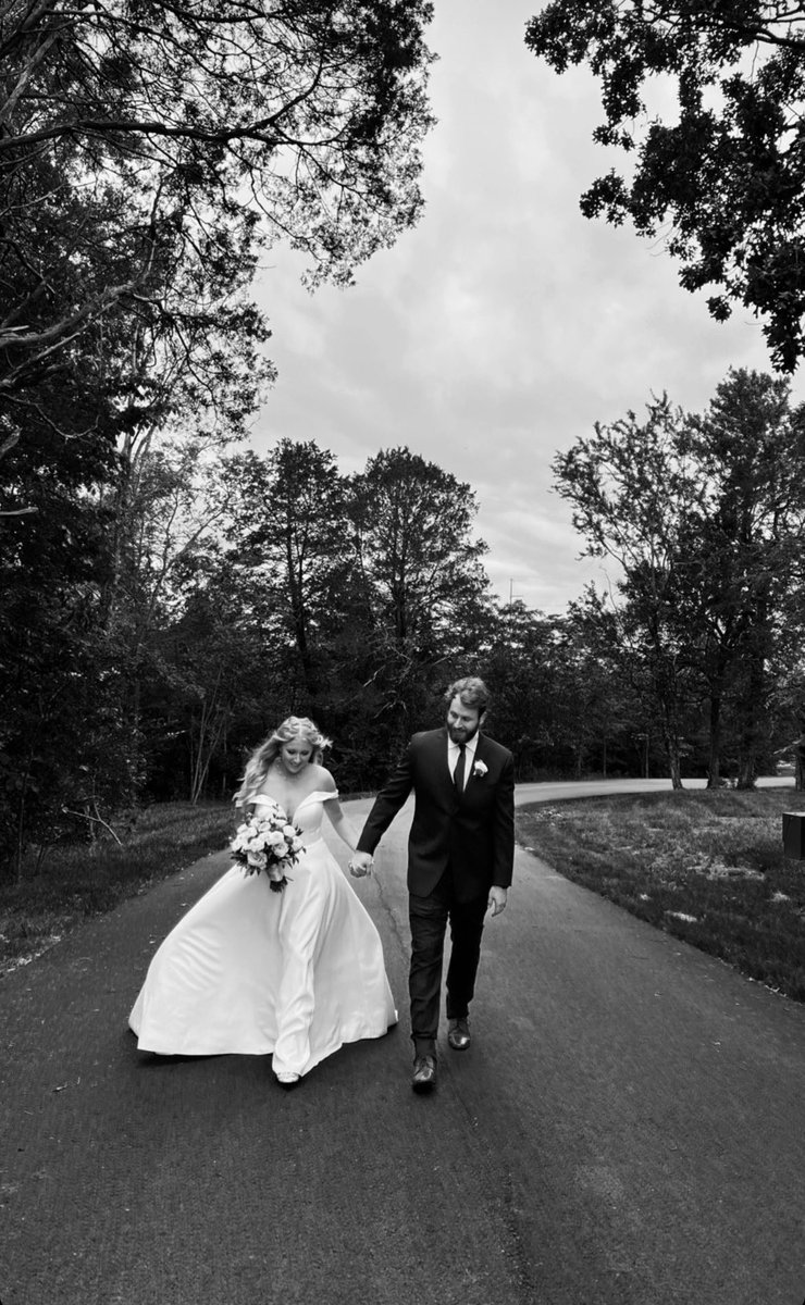 615Collector's tweet photo. One more with the happy newlyweds - we’ll be back with cards tomorrow…😀🎉💍🥂🍾
#newchapterinlife #timeofreflection #thehobby #sportscards #sportscardcollector #fatherofthebride https://t.co/VqRlPNzFbM