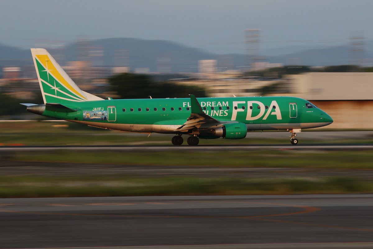 alpscrew's tweet photo. 民間機は #FDA #Fujidream を( ̄ー『+』) https://t.co/V9cqLMQorB