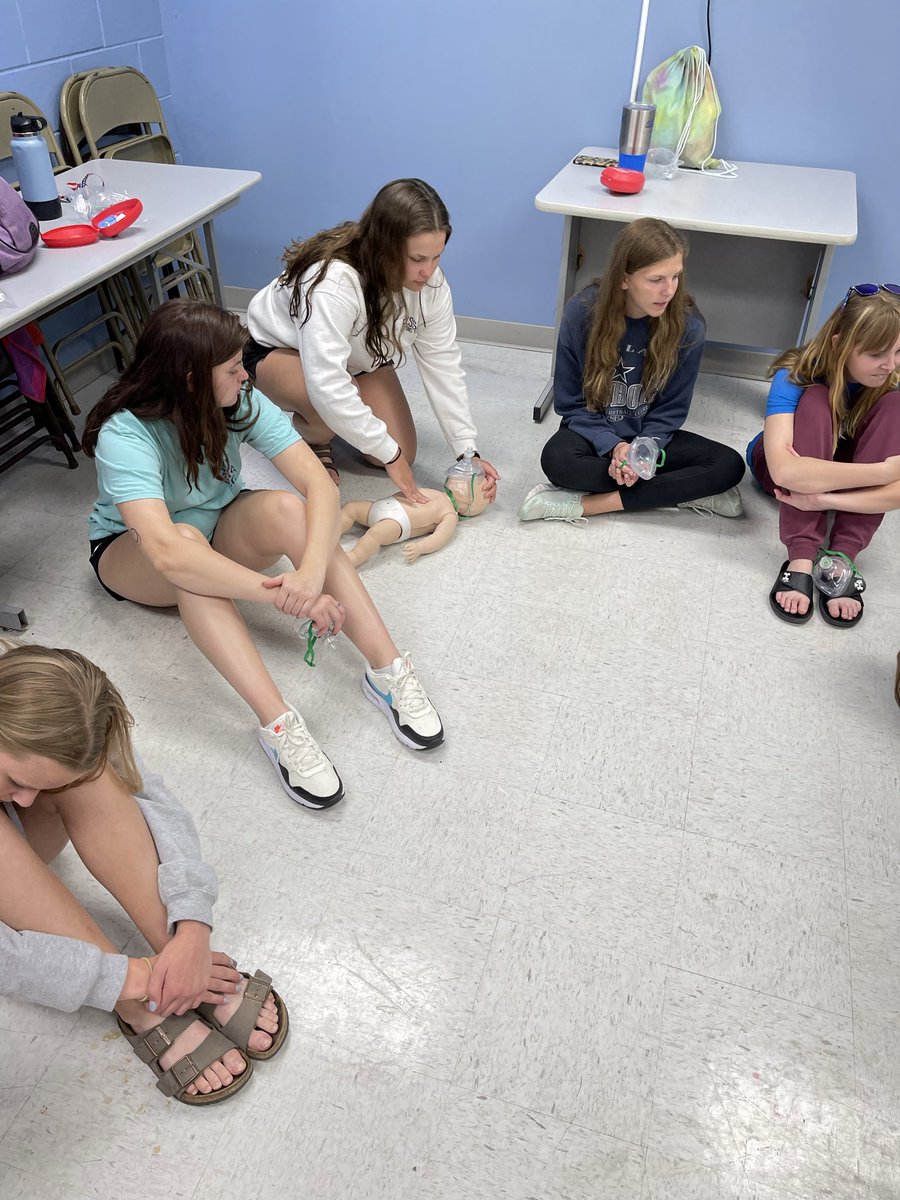 CoachPrososki's tweet image. Just a lifeguard class on a rainy day. #teachingneverstops @kearneYaquatics