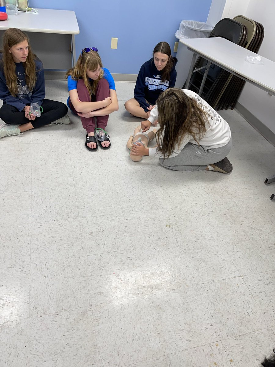 CoachPrososki's tweet image. Just a lifeguard class on a rainy day. #teachingneverstops @kearneYaquatics