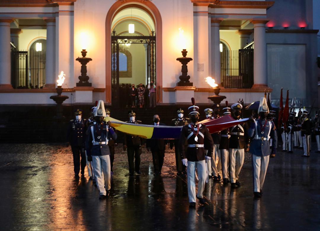 mippci_ven's tweet photo. #EnFotos📷| En conmemoración del Bicentenario de la Batalla de Pichincha, autoridades rindieron honor a nuestros héroes patrios desde el Panteón Nacional a primera hora. Enalteciendo con orgullo la heroica lucha de nuestros próceres independentistas en #Pichincha200Años https://t.co/Oa7frvxCEK