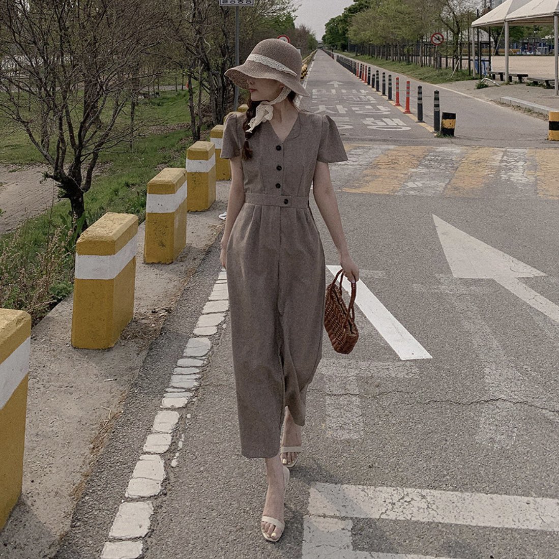 D_HOLICJP's tweet photo. ＼今週の人気ワンピース👗／
[#qnigirls]
Vネックハーフボタンワンピース・p377146
https://t.co/Oj6IjytTHX
ウエストゴムの着やすいワンピース✨ウエスト位置が高いのでスタイルアップも◎色はベージュ・ブラウン・ブラックの三色展開です🎨 https://t.co/BzFZtMk7fw