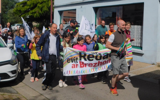 thomasferec (@thomasferec) on Twitter photo Un grand honneur et un plaisir de porter la flamme de la <a href="/Redadeg/">Ar Redadeg</a> avec les élèves de <a href="/DivYezhBreizh/">Div Yezh Breizh</a> de #briec . Une très belle initiative pour la #bretagne et la langue bretonne! 👏👏👏 Un grand honneur et un plaisir de porter la flamme de la <a href="/Redadeg/">Ar Redadeg</a> avec les élèves de <a href="/DivYezhBreizh/">Div Yezh Breizh</a> de #briec . Une très belle initiative pour la #bretagne et la langue bretonne! 👏👏👏