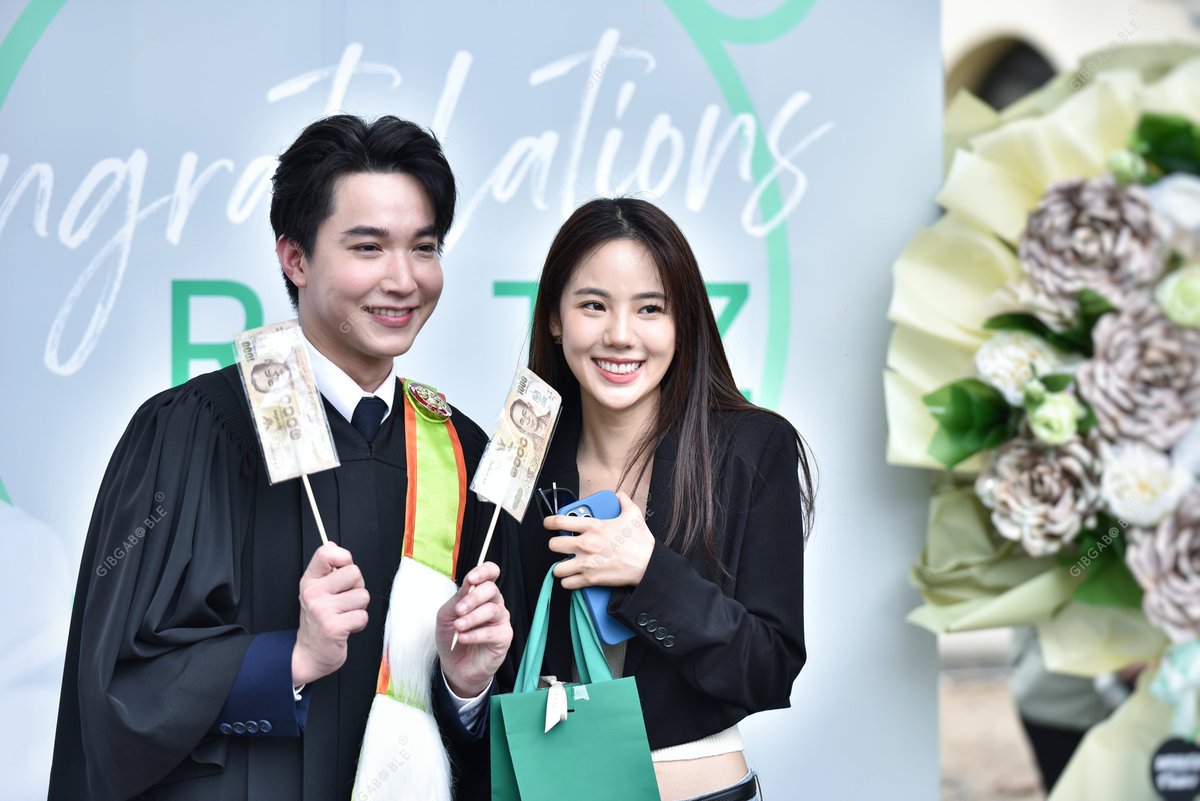 gibgibgab's tweet photo. พี่หมอกับน้องเจนิส น่ารักมากกกก 👫

#รูปหมอริทรับปริญญามหาบัณฑิต 
#RitzGraduation
#mhorritz
#ritz_rueangritz https://t.co/LDjielIWm3