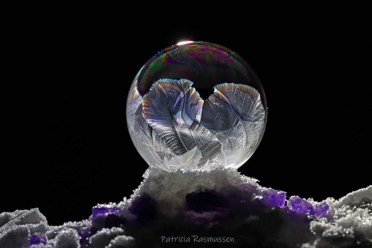 Today's Earth Science Picture of the Day
Ice Crystal Formation on Frozen Soap Bubble ❄️
Photographer: Patricia Rasmussen
epod.usra.edu/blog/2022/05/f…

#EarthSciPicofDay #icecrystals