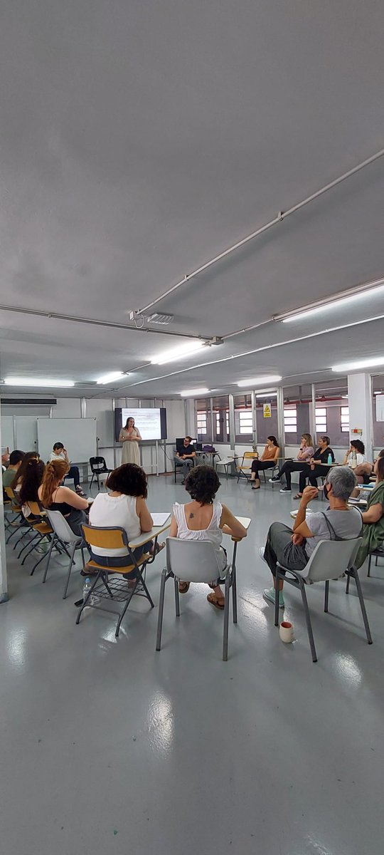 Solidanca's tweet photo. 💪Ahir l'equip de Solidança va rebre una #formació sobre #diversitat sexual i identitat de gènere de la mà de 
@ocupaciocat i de l'Helena que ens va explicar el seu procés personal.

✅Afavorim la inserció laboral de les persones trans* amb l'#OrgullBenAlt 🌈

👉Moltes gràcies! https://t.co/D4sARHKC1T