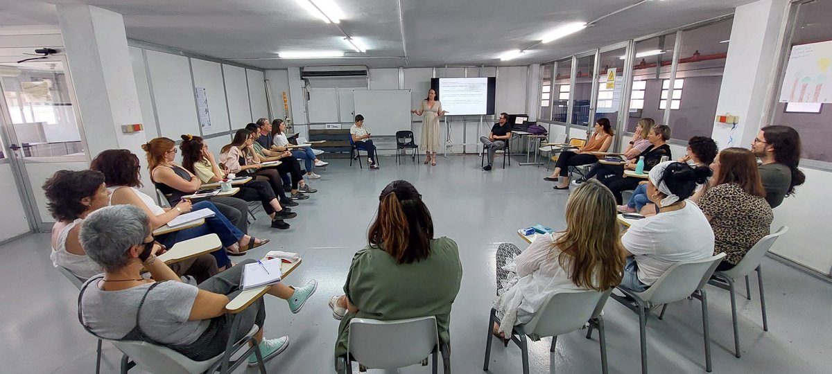Solidanca's tweet photo. 💪Ahir l'equip de Solidança va rebre una #formació sobre #diversitat sexual i identitat de gènere de la mà de 
@ocupaciocat i de l'Helena que ens va explicar el seu procés personal.

✅Afavorim la inserció laboral de les persones trans* amb l'#OrgullBenAlt 🌈

👉Moltes gràcies! https://t.co/D4sARHKC1T