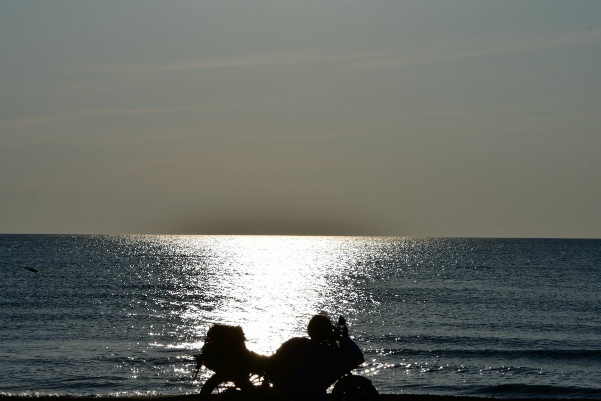 wanoneTsuka's tweet photo. 最高に美しかった千里浜の夕日
心がきれいに現れていく感覚に夢中で写真を撮っていた。
また来たい、撮りたい戸思える光景。
なぜ俺はこの光景を写真でしか残せないのだと呪った。
GoPro買うか…
#sstr2020 #千里浜なぎさドライブウェイ #千里浜で会いましょう #YAMAHAが美しい https://t.co/MlEnv8SyGK
