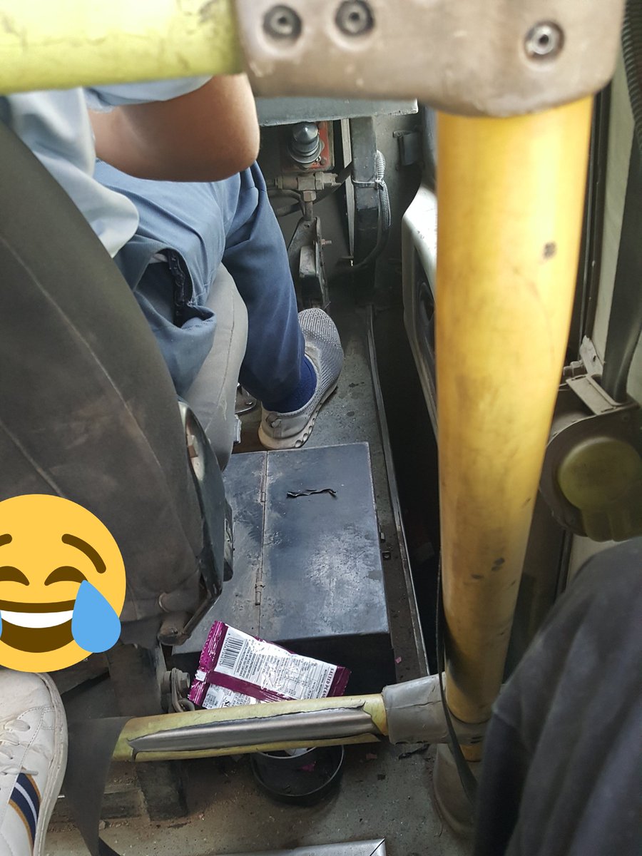 mohanhr731's tweet photo. Delhi walo aisi halat hai Delhi transport ki aur kejriwal ji badi badi haank rahe hai. Pehle jo purani buses hain unki toh service karwa lo Kejriwal Ji. Yeh bus red color ki AC bus ki halat hai. #ArvindKejriwal #AAP #ManishSisodiya #BhagwantMann https://t.co/Ja8nnEvXFW