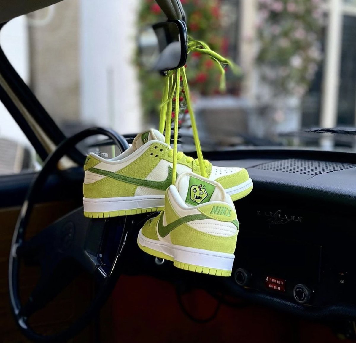 FitThemAll's tweet photo. La Nike Dunk SB Dunk Low « Apple » a fait son apparition sur l’appli SNKRS 🍏

La paire sortira le 1er juin à 9h ! ⌛️

Tarif: 100€ 💶 https://t.co/vaLeEUD4YO