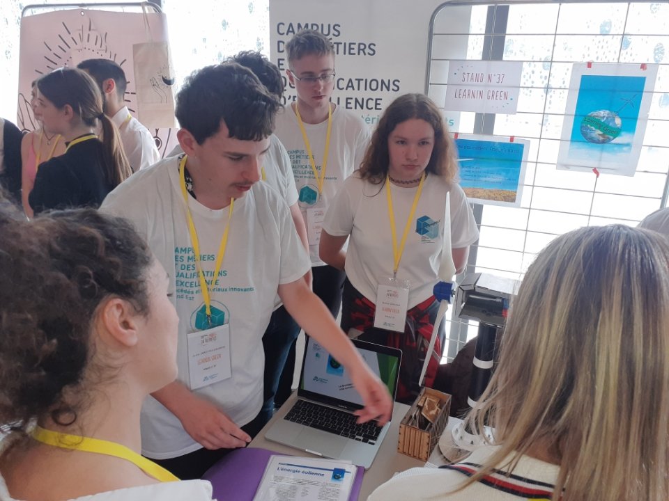 lyceebazin's tweet photo. Les jeunes de la mini entreprise Learnin Green 🍃🌿du lycée @lyceebazin et du @cmqpmi défendent leur projet d'éolienne pédagogique au festival des mini entreprises @EPAGrandEst .
Une journée riche d'echanges et d'enthousiasme. 👏 https://t.co/rRflPltZ3T