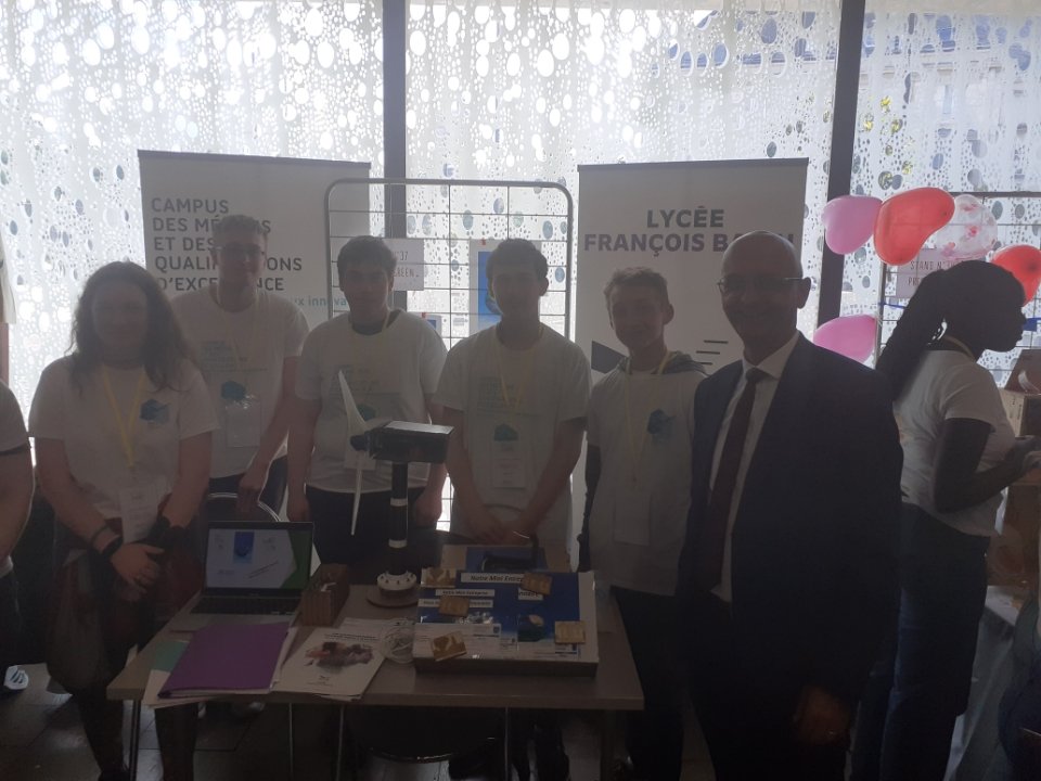 lyceebazin's tweet photo. Les jeunes de la mini entreprise Learnin Green 🍃🌿du lycée @lyceebazin et du @cmqpmi défendent leur projet d'éolienne pédagogique au festival des mini entreprises @EPAGrandEst .
Une journée riche d'echanges et d'enthousiasme. 👏 https://t.co/rRflPltZ3T