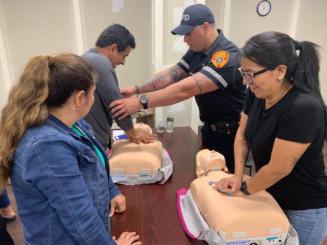 SCPDHq's tweet photo. Residents at a Spanish-Speaking community meeting were taught life-saving skills in the @SCPD5thPrecinct during a CPR class at the Patchogue-Medford Library. When the course was finished, attendees received CPR certification. #SCPDInTheCommunity https://t.co/Ea4yp03T7O