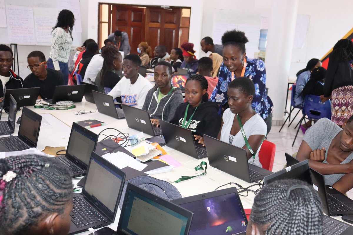 EFAC_news's tweet photo. #EFACScholars worked on problem solving, impact of technology on society and computer basics. For most of them it was their first time interacting with computers - an important step for our scholars to be ready to join college!

#bridge2college #ComputerLiteracy https://t.co/fx8hYO0Gve