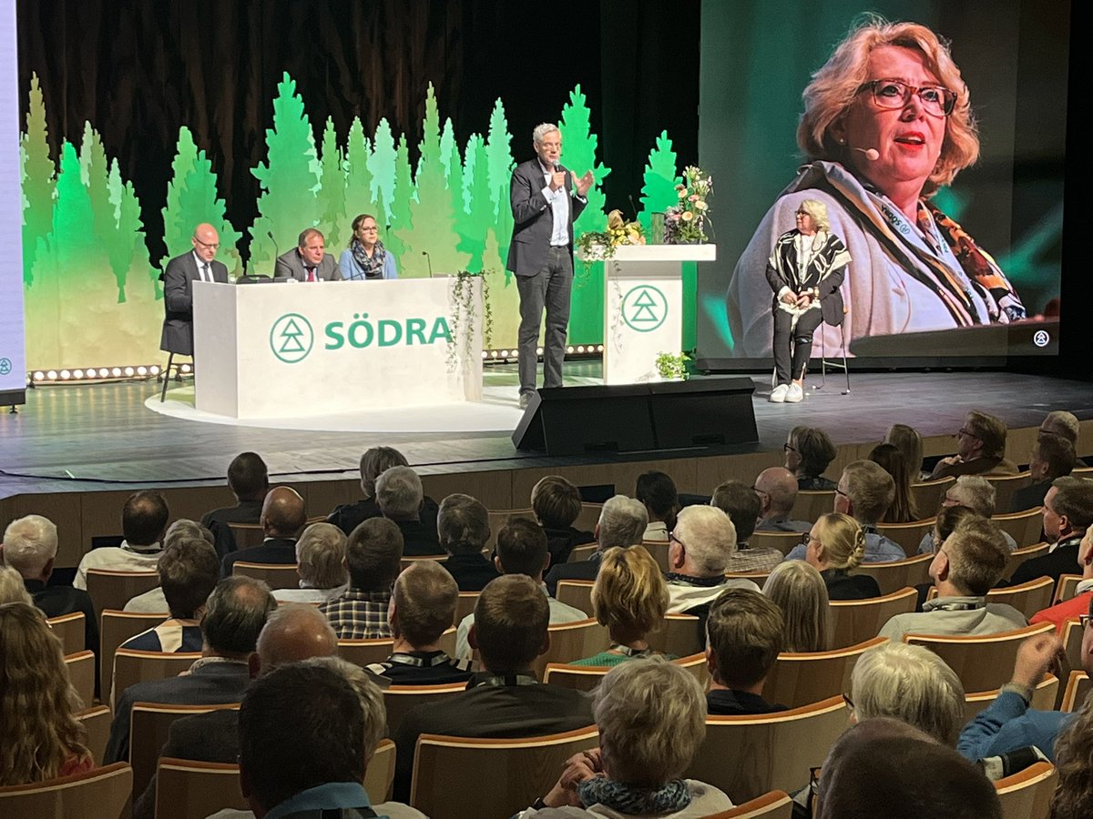 200 ombud som företräder 52000 skogsägare samlade till stämma med Södra. Behandlar och beslutar om medlemmars motioner om vilt, biologisk mångfald, vatten, ekonomi mm. Härifrån kommer skogsägarrörelsens kraft. Lena Ek avtackas och Magnus Hall valdes till ny ordförande.