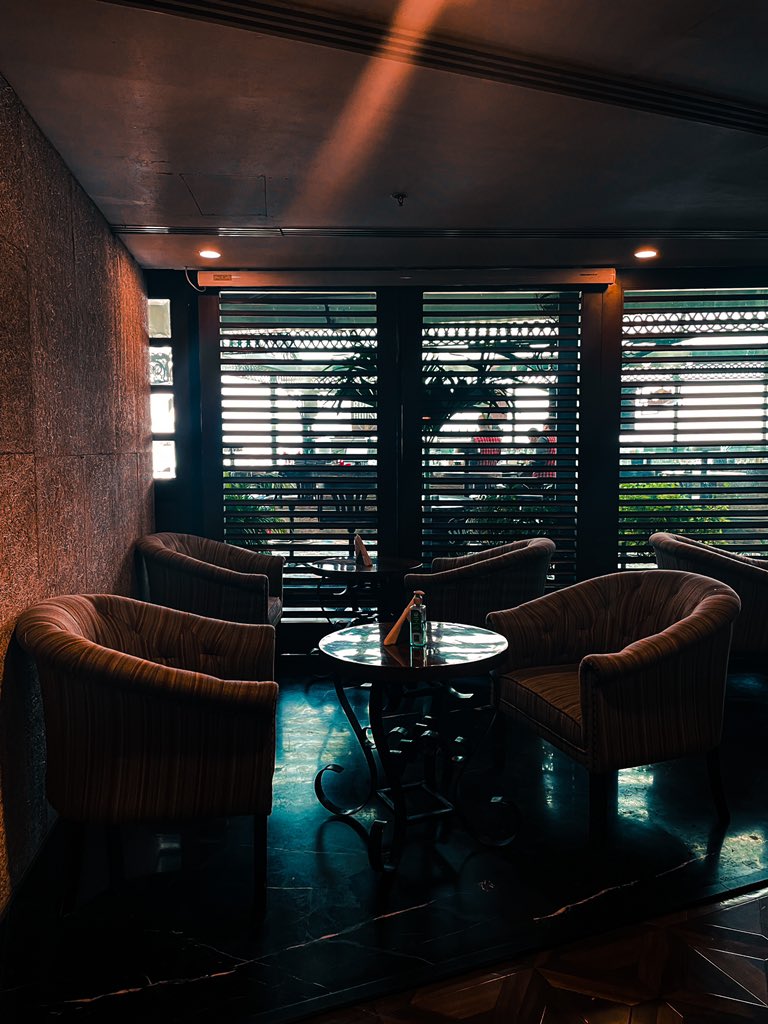 50shadesoKHAN's tweet photo. @KSivachukArt Shot on iPhone. 
This restaurant in my city has amazing interiors. https://t.co/Ydn1jBcZL5
