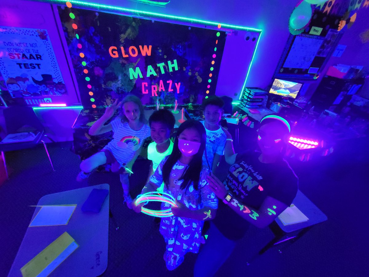 PearlandISD's tweet image. It&apos;s glow time! Silvercrest Elementary third-grade students recently participated in fun activities and games during a &quot;GLOW&quot; Math Day while reviewing their math skills. #WeAreKnowledgeable WeArePearlandISD