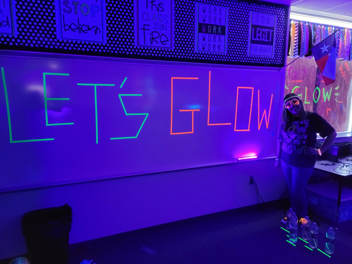 PearlandISD's tweet image. It&apos;s glow time! Silvercrest Elementary third-grade students recently participated in fun activities and games during a &quot;GLOW&quot; Math Day while reviewing their math skills. #WeAreKnowledgeable WeArePearlandISD