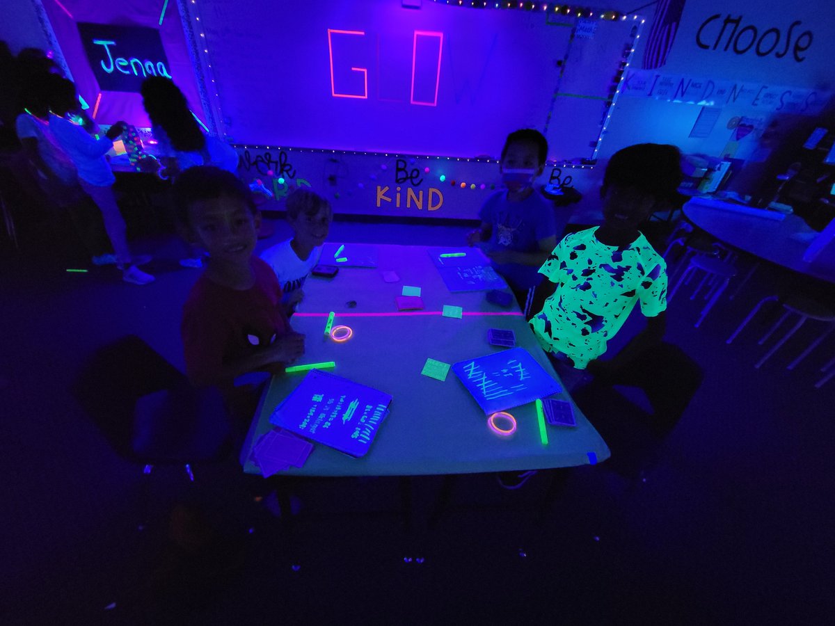 PearlandISD's tweet image. It&apos;s glow time! Silvercrest Elementary third-grade students recently participated in fun activities and games during a &quot;GLOW&quot; Math Day while reviewing their math skills. #WeAreKnowledgeable WeArePearlandISD
