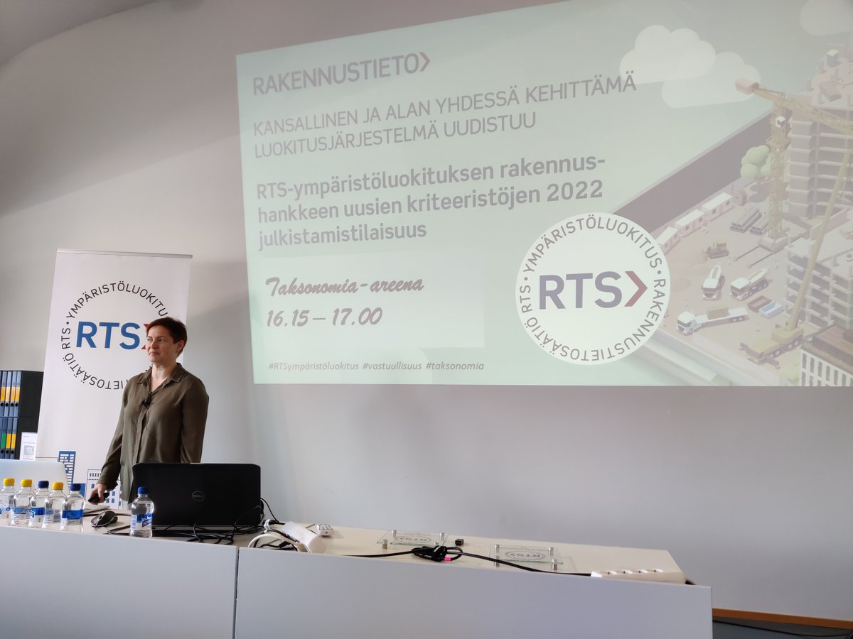 Rakennustiedon <a href="/JessicaKarhu/">Jessica Karhu</a> päättää julkistamistilaisuuden: ”Me emme voida kompensoida ihmisoikeuksia. Mikä oikeus meillä on kompensoida ympäristöasioissa ja minkälaiset perusteet meillä on ajatella kompensaatiota?” #RTSympäristöluokitus 
Kiitos kaikille seuraamisesta! 👋