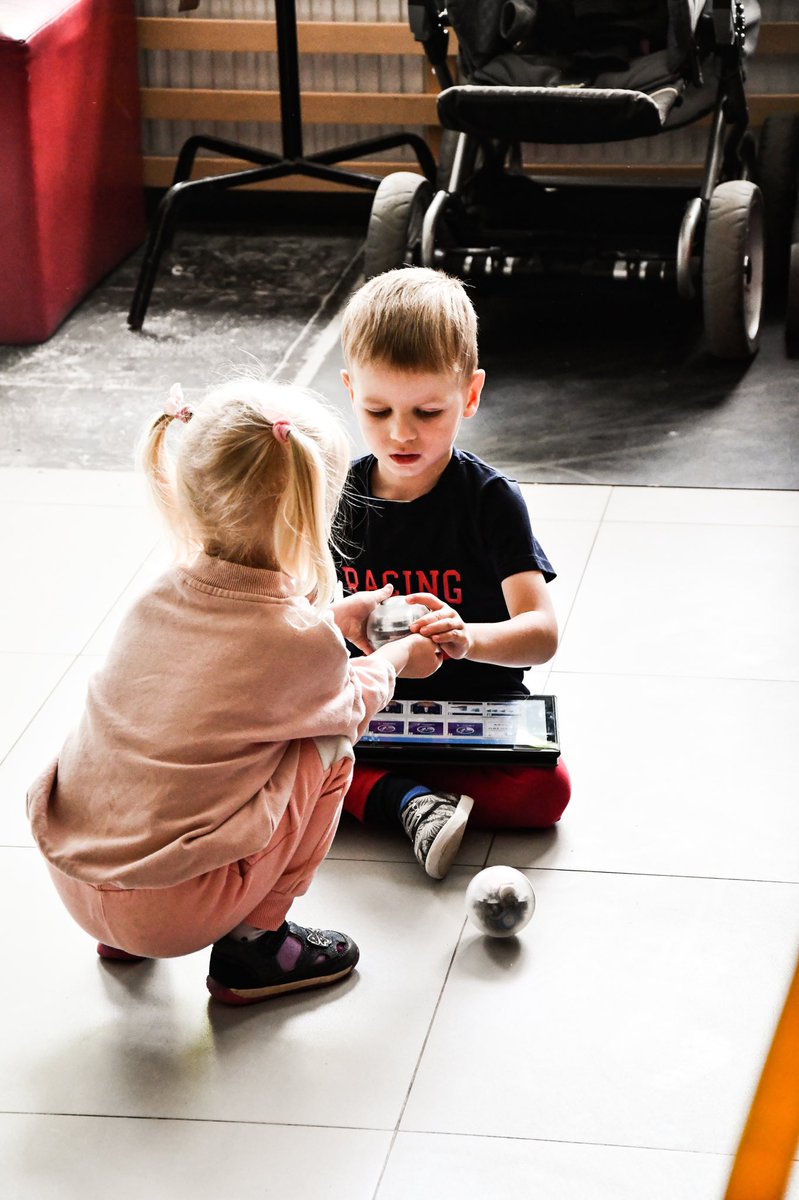 FundacjaLegii's tweet photo. W naszym punkcie integracyjno-edukacyjnym nie ma nudy.
Dzięki współpracy z @EFDN_tweets i udziałem w programie STEM najmłodsi uczestnicy mają możliwość w sposób interaktywny trenować robotycznych piłkarzy. 👨🏼🏫⚽️ #futbot #fundacjalegii #efdn #legia #warszawa #nauka #school https://t.co/oNKMJI2vpL