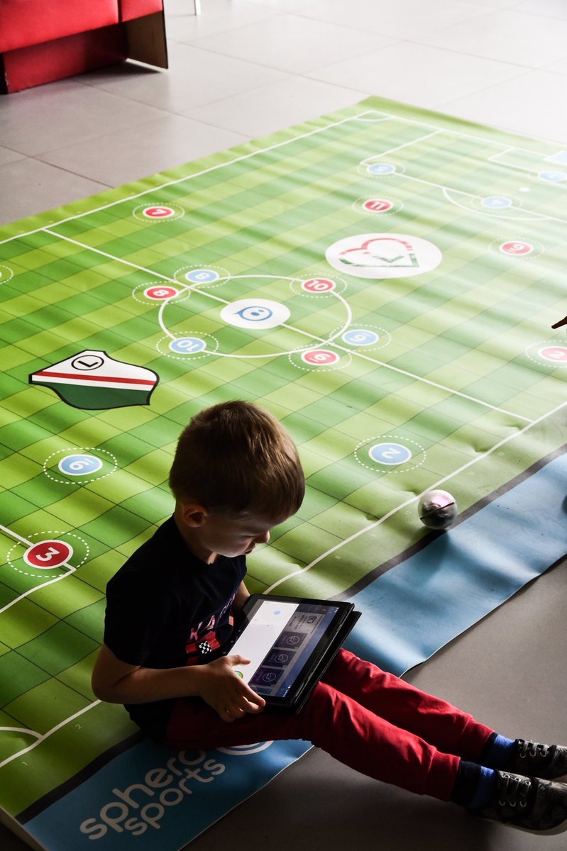 FundacjaLegii's tweet photo. W naszym punkcie integracyjno-edukacyjnym nie ma nudy.
Dzięki współpracy z @EFDN_tweets i udziałem w programie STEM najmłodsi uczestnicy mają możliwość w sposób interaktywny trenować robotycznych piłkarzy. 👨🏼🏫⚽️ #futbot #fundacjalegii #efdn #legia #warszawa #nauka #school https://t.co/oNKMJI2vpL