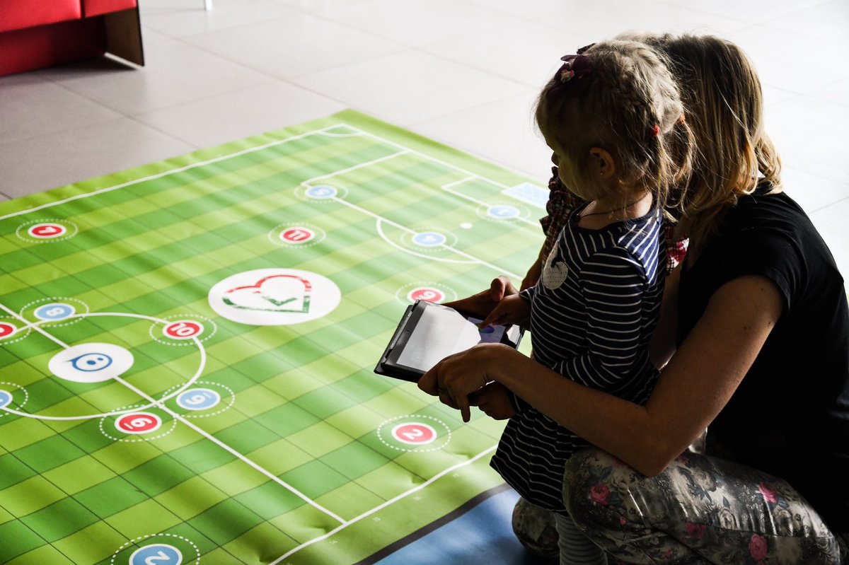 FundacjaLegii's tweet photo. W naszym punkcie integracyjno-edukacyjnym nie ma nudy.
Dzięki współpracy z @EFDN_tweets i udziałem w programie STEM najmłodsi uczestnicy mają możliwość w sposób interaktywny trenować robotycznych piłkarzy. 👨🏼🏫⚽️ #futbot #fundacjalegii #efdn #legia #warszawa #nauka #school https://t.co/oNKMJI2vpL