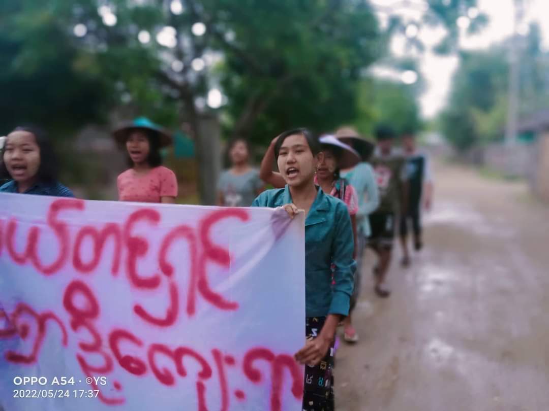 Khithitofficial's tweet photo. ကယ်တင်ရှင်မရှာ ဒို့ကျေးရွာ သပိတ် စစ်ကြောင်း အကြမ်းဖက် စစ်တပ် တော်လှန်ရေး ချီတက် ဆန္ဒပြ

ရန်ကုန်၊ မေ ၂၄

ယင်းမာပင်မြို့နယ်တွင် ကယ်တင်ရှင်မရှာ ဒို့ကျေးရွာ သပိတ်စစ်ကြောင်း ဦးဆောင်ကာ ယနေ့ မေလ ၂၄ ရက်နေ့တွင် အကြမ်းဖက် စစ်တပ် တော်လှန်ရေး ချီတက် ဆန္ဒပြခဲ့ကြောင်း သိရသည်။ https://t.co/HKXfYhSqjs
