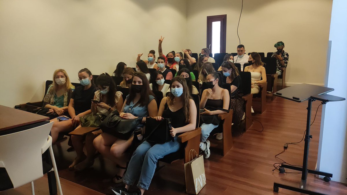 ArrabalAID's tweet image. Finalizamos #LiveLibrary en #InnosocialMalagaODS con el visionado del videoclip #OPINODEQUE del alumnado de #integracionsocial del #IESBENGABIROL. Para concienciar y sensibilizar acerca del daño que se hace con determinados comentarios en #redessociales