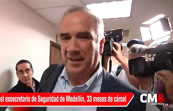 EpicuroDeSamos_'s tweet photo. Él es Gustavo Villegas, condenando por nexos con la oficina de Envigado mientras era secretario de seguridad de alias fico. Sin embargo, frente amillones de televidentes, este dijo: "eso es falso". 

Vayan viendo lo mentiroso y descarado que es. 
 #AColombiaLePreocupa #AliasFico https://t.co/YXeaHhSg1Z