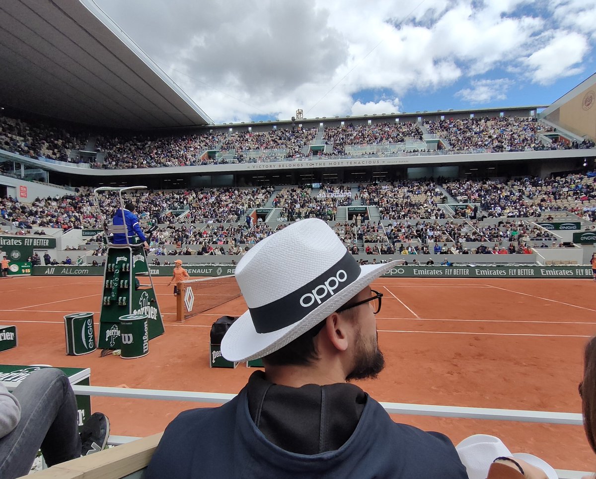 On est en place sur le court Philippe Chatrier ☀️ Vous suivez le match ? #RolandGarros