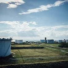 rob_brzozowski's tweet photo. Pozdrawiam z #Gulfhaven DK gdzie zbiorniki są gotowe do przyjęcia kolejnego ładunku dla #Unimot tym razem z rafinerii w Indiach!!! M/T Four Sky wiezie 60kt ON które od 1.06 będą dostarczane naszym klientom w Polsce i za granicą. Tak działamy w #Unimot szybko i skutecznie! https://t.co/qfhWVtD9bI