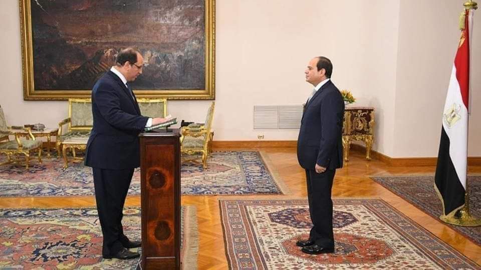 Mohamed44049256's tweet image. موسوعه جينيس تختار نسخه المصحف الشريف الموجوده'

في الرئاسه المصريه كاكثر نسخه تم القسم عليها كذبا منذ ظهور الاسلام"
#السيسي_يمهد_لمجاعه 
#مبقاش_بيخيل_علينا