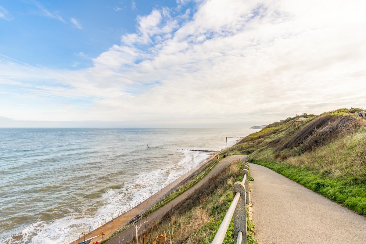 Coastal Retreat is a 5-minute walk away from Overstrand Beach ☀ - Parking outside the property 🚗 - 2 bedrooms with king sized beds 🛏 - Sleeps 4 guests 👨‍👩‍👧‍👦 - Coastal paths nearby 🚶‍♀️ - Pet friendly 🐶 With availability throughout summer, look no further for your summer break!